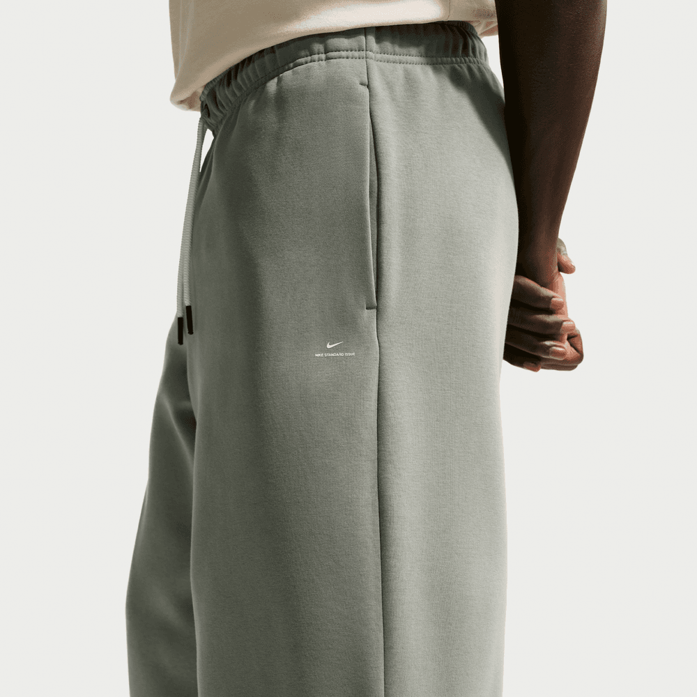 Nike Standard Issue Men's Therma-FIT 14" Fleece Basketball Shorts 'Dark Stucco'