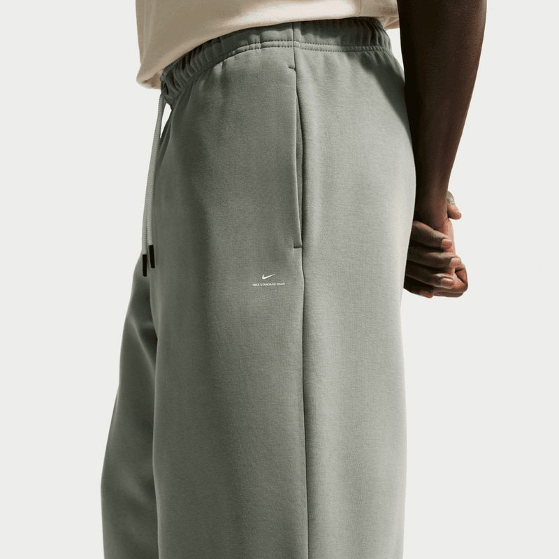 Nike Standard Issue Men's Therma-FIT 14" Fleece Basketball Shorts 'Dark Stucco'